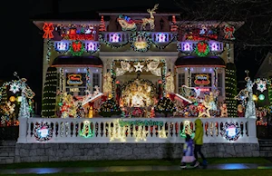 Deslumbrantes decoraciones navideñas iluminan las casas y calles de Canadá: un recorrido visual por la magia de la temporada