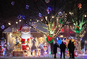 Deslumbrantes decoraciones navideñas iluminan las casas y calles de Canadá: un recorrido visual por la magia de la temporada