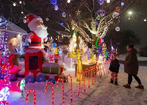 Deslumbrantes decoraciones navideñas iluminan las casas y calles de Canadá: un recorrido visual por la magia de la temporada