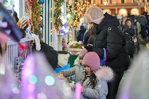 La ‘Ciudad del Año Nuevo’ en Vladivostok, Rusia, deslumbra con luces, entretenimiento y gastronomía navideña