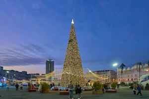 La ‘Ciudad del Año Nuevo’ en Vladivostok, Rusia, deslumbra con luces, entretenimiento y gastronomía navideña