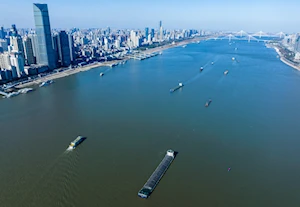 Los puertos del río Yangtze alcanzarán un récord histórico de 4.020 millones de toneladas de carga este 2024, consolidando su posición como la vía navegable interior más transitada del mundo y reflejando la recuperación económica de China