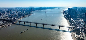 Los puertos del río Yangtze alcanzarán un récord histórico de 4.020 millones de toneladas de carga este 2024, consolidando su posición como la vía navegable interior más transitada del mundo y reflejando la recuperación económica de China