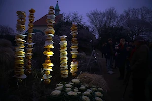 Espectaculares flores de vidrio iluminan el Jardín Botánico de Praga, República Checa, en la exposición 'Crystal Garden'