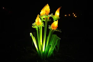 Espectaculares flores de vidrio iluminan el Jardín Botánico de Praga, República Checa, en la exposición 'Crystal Garden'