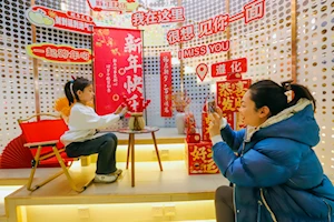 Decoraciones festivas y diversas actividades realizan en China para dar bienvenida al Año Nuevo 2025