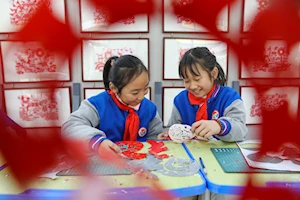 Decoraciones festivas y diversas actividades realizan en China para dar bienvenida al Año Nuevo 2025