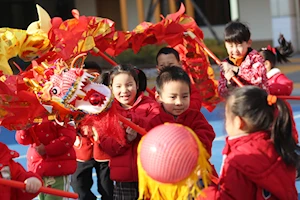 Decoraciones festivas y diversas actividades realizan en China para dar bienvenida al Año Nuevo 2025