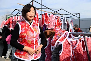 Decoraciones festivas y diversas actividades realizan en China para dar bienvenida al Año Nuevo 2025