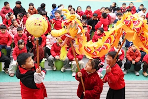 Decoraciones festivas y diversas actividades realizan en China para dar bienvenida al Año Nuevo 2025