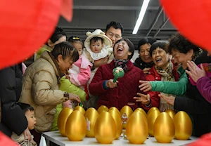 Decoraciones festivas y diversas actividades realizan en China para dar bienvenida al Año Nuevo 2025