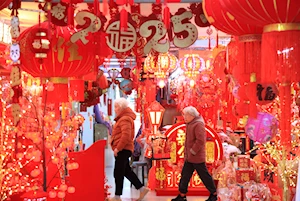 Decoraciones festivas y diversas actividades realizan en China para dar bienvenida al Año Nuevo 2025