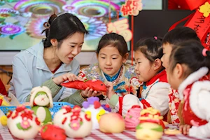 Decoraciones festivas y diversas actividades realizan en China para dar bienvenida al Año Nuevo 2025