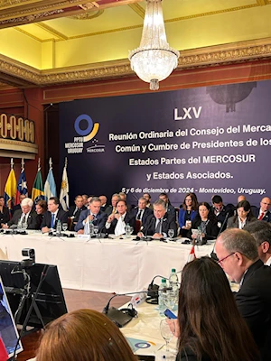 Mercosur y la Unión Europea sellan histórico tratado de libre comercio en cumbre de Montevideo, mientras Panamá se une como Estado Asociado del bloque suramericano