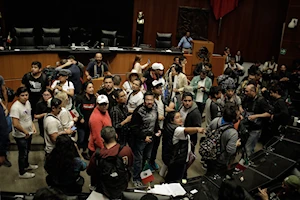 Manifestantes irrumpieron en el Senado durante el debate sobre la Reforma Judicial en México