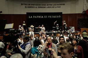 Manifestantes irrumpieron en el Senado durante el debate sobre la Reforma Judicial en México