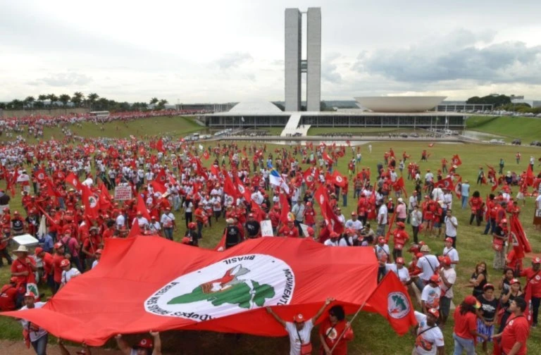 MST presiona por la regularización de tierras rurales en Brasil