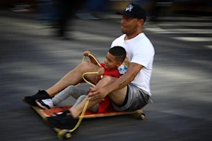 Niños y adultos de Caracas, Venezuela, participaron en la tradicional competencia de carruchas en las calles de la capital