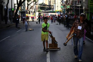 Niños y adultos de Caracas, Venezuela, participaron en la tradicional competencia de carruchas en las calles de la capital