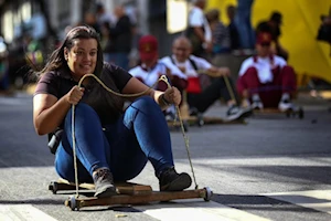 Niños y adultos de Caracas, Venezuela, participaron en la tradicional competencia de carruchas en las calles de la capital