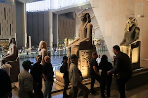 Turistas visitan a comienzos de año históricos lugares y museos en Egipto, país que registró el récord de más de 15 millones de visitantes durante 2024