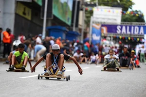 Niños y adultos de Caracas, Venezuela, participaron en la tradicional competencia de carruchas en las calles de la capital