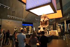 Turistas visitan a comienzos de año históricos lugares y museos en Egipto, país que registró el récord de más de 15 millones de visitantes durante 2024