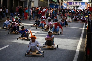 Niños y adultos de Caracas, Venezuela, participaron en la tradicional competencia de carruchas en las calles de la capital