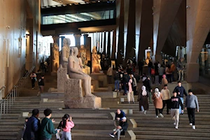 Turistas visitan a comienzos de año históricos lugares y museos en Egipto, país que registró el récord de más de 15 millones de visitantes durante 2024