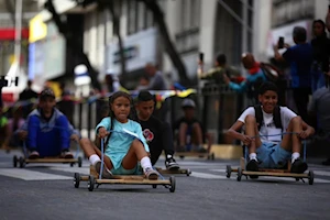 Niños y adultos de Caracas, Venezuela, participaron en la tradicional competencia de carruchas en las calles de la capital