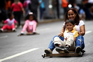 Niños y adultos de Caracas, Venezuela, participaron en la tradicional competencia de carruchas en las calles de la capital