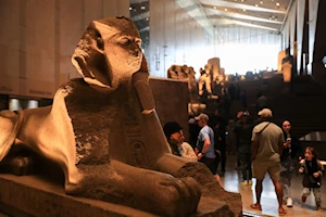 Turistas visitan a comienzos de año históricos lugares y museos en Egipto, país que registró el récord de más de 15 millones de visitantes durante 2024