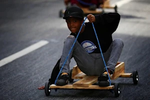 Niños y adultos de Caracas, Venezuela, participaron en la tradicional competencia de carruchas en las calles de la capital