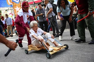 Niños y adultos de Caracas, Venezuela, participaron en la tradicional competencia de carruchas en las calles de la capital