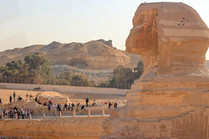 Turistas visitan a comienzos de año históricos lugares y museos en Egipto, país que registró el récord de más de 15 millones de visitantes durante 2024