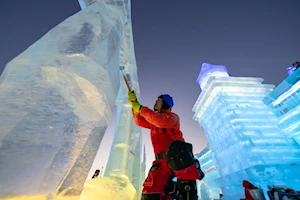 Artistas de varios países realizan impresionantes esculturas de hielo durante el tradicional concurso que se realiza en Harbin, China