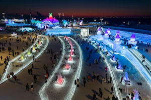 Artistas de varios países realizan impresionantes esculturas de hielo durante el tradicional concurso que se realiza en Harbin, China