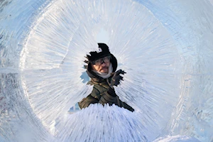 Artistas de varios países realizan impresionantes esculturas de hielo durante el tradicional concurso que se realiza en Harbin, China