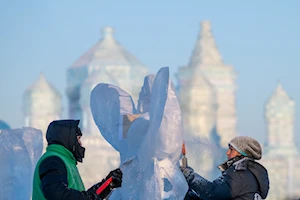 Artistas de varios países realizan impresionantes esculturas de hielo durante el tradicional concurso que se realiza en Harbin, China