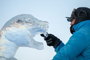 Artistas de varios países realizan impresionantes esculturas de hielo durante el tradicional concurso que se realiza en Harbin, China