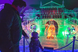 Barcos, trenes y otras figuras hechas en hielo se aprecian en una exposición en San Petersburgo, Rusia