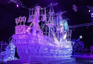 Barcos, trenes y otras figuras hechas en hielo se aprecian en una exposición en San Petersburgo, Rusia