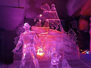 Barcos, trenes y otras figuras hechas en hielo se aprecian en una exposición en San Petersburgo, Rusia