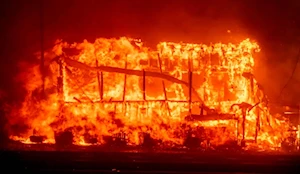 Histórico incendio en Los Ángeles, California  deja al menos 2 víctimas fatales y más de 1.000 estructuras destruidas