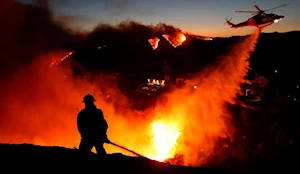 Histórico incendio en Los Ángeles, California  deja al menos 2 víctimas fatales y más de 1.000 estructuras destruidas