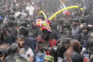 Tradición para la buena suerte: cientos de personas se pintan de negro en Yunnan, suroeste de China, con el fin de alejar malos espíritus y atraer fortuna