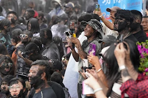 Tradición para la buena suerte: cientos de personas se pintan de negro en Yunnan, suroeste de China, con el fin de alejar malos espíritus y atraer fortuna