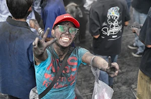 Tradición para la buena suerte: cientos de personas se pintan de negro en Yunnan, suroeste de China, con el fin de alejar malos espíritus y atraer fortuna