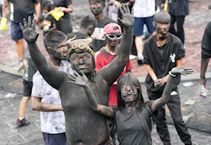 Tradición para la buena suerte: cientos de personas se pintan de negro en Yunnan, suroeste de China, con el fin de alejar malos espíritus y atraer fortuna