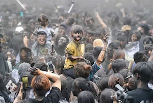 Tradición para la buena suerte: cientos de personas se pintan de negro en Yunnan, suroeste de China, con el fin de alejar malos espíritus y atraer fortuna